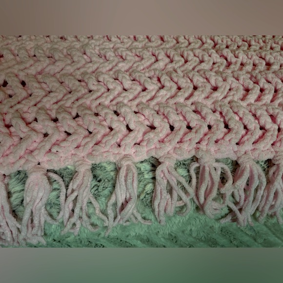 Handmade crochet baby blanket (light pink zigzag) - Picture 3 of 3